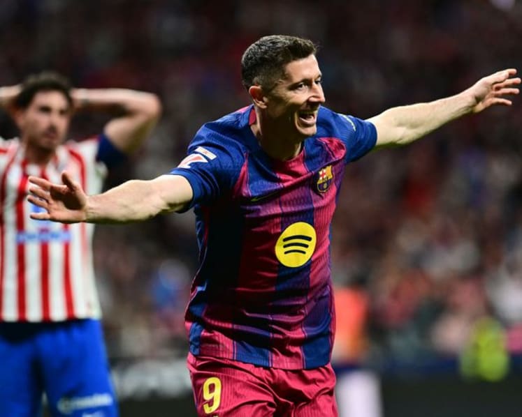 Barcelona beat 10-man Atletico to take major step towards title