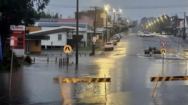 澳洲东部洪水泛滥 居民受困在住家屋顶上