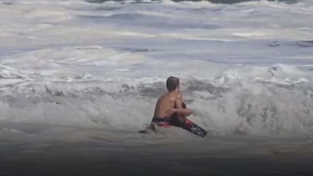 美国加州男童遭巨浪卷走 救生员冲入怒海惊险救人