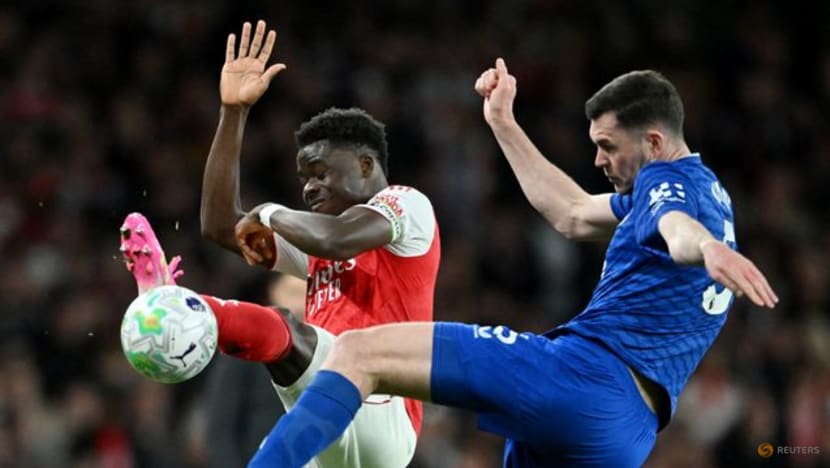 Arsenal stretch lead with win over Everton as City held by West Ham