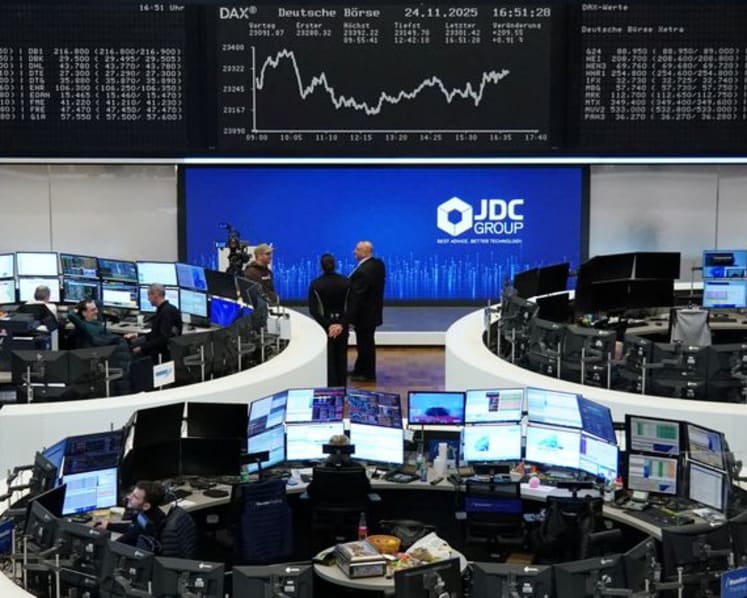 S&P 500 notches weekly, monthly gains; Treasury yields advance