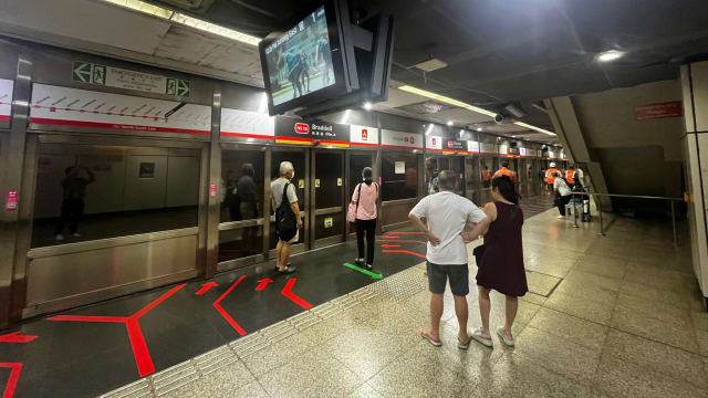 布莱德地铁站月台屏门掉落轨道 南北线部分列车服务延误