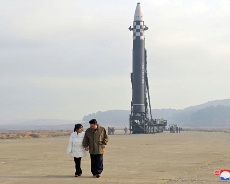 Commentary: Photo of North Korea's Kim Jong Un with daughter is worth a thousand words