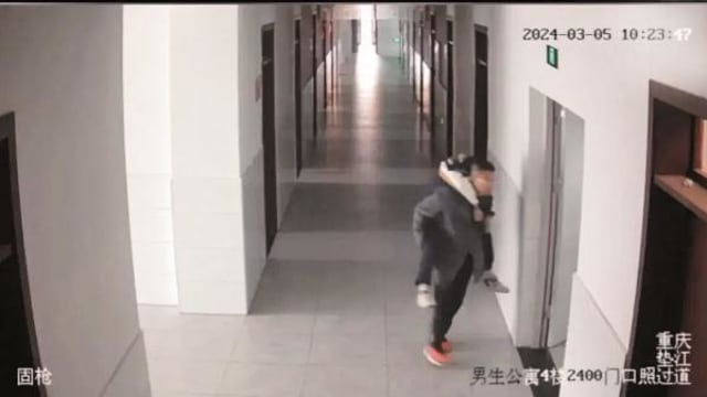 学生患嗜睡症常一睡不醒  中国老师持续两年背他回家