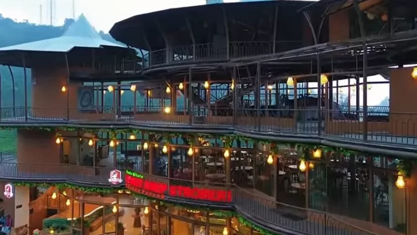 Ricuh penggusuran jilid dua ratusan kios PKL di Puncak, mengapa resto Asep Stroberi tak digusur?