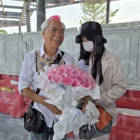 李龙基接未婚妻出狱，手持60枝玫瑰花，喜极而泣，浪漫至深情！