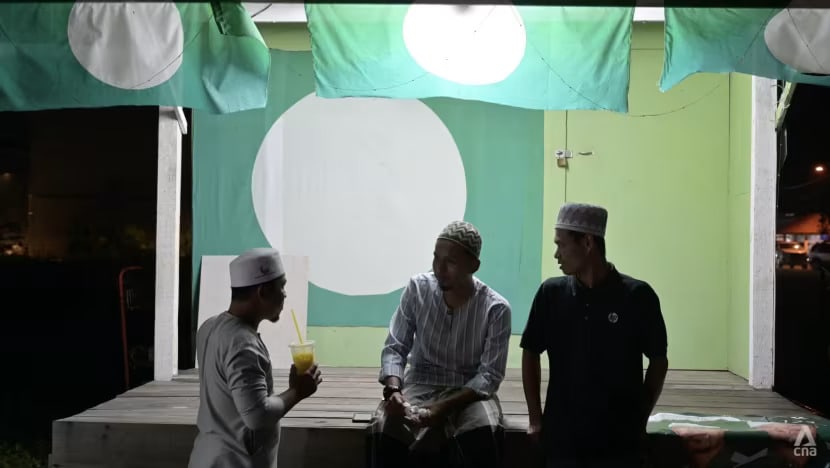 Politik Islam: Mengapa konservatisme berjaya di Malaysia, tapi justru surut di Indonesia Politik Islam: Mengapa konservatisme berjaya di Malaysia, tapi justru surut di Indonesia