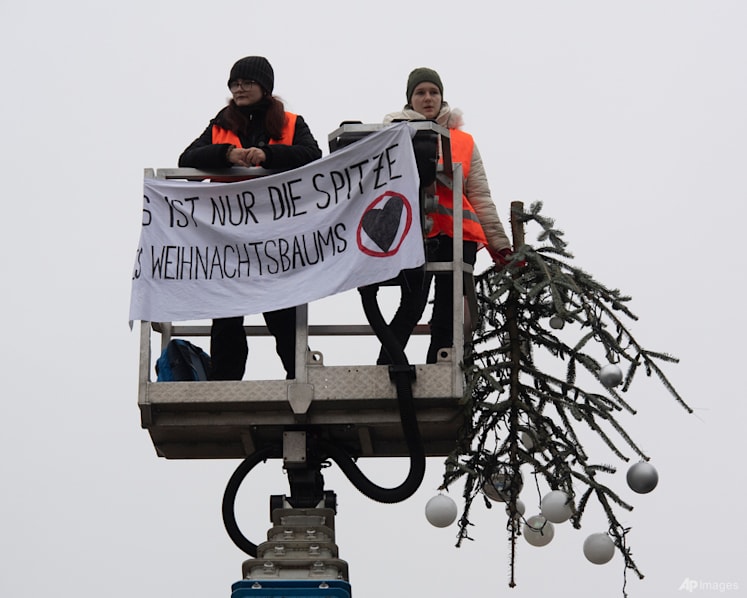 Climate activists spray Berlin's Brandenburg Gate with orange paint