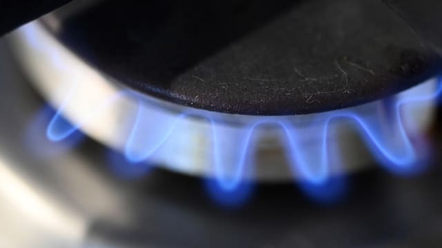 英国政府将从10月起调高住户能源价格约80%