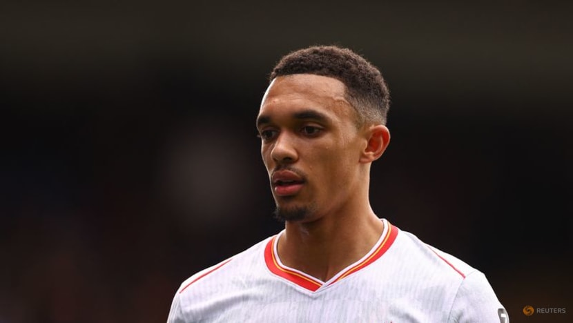 Alexander-Arnold not disturbed by transfer noise, Liverpool boss Slot says Alexander-Arnold not disturbed by transfer noise, Liverpool boss Slot says