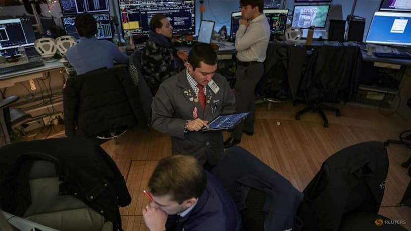 Wall Street ends mixed at the top of the new year; Treasury yields move higher