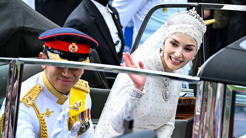 Putera Brunei Abdul Mateen Bolkiah dan isteri bersanding di Istana Nurul Iman