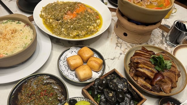 生腌海虾、青辣椒螃蟹、酸辣豆酱冬瓜黑猪煲……“SHAO烧”传统风味华丽变身