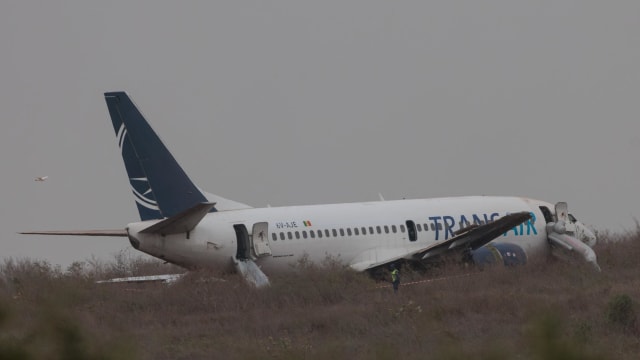 塞内加尔航空一架波音737型客机冲出跑道 11人受伤