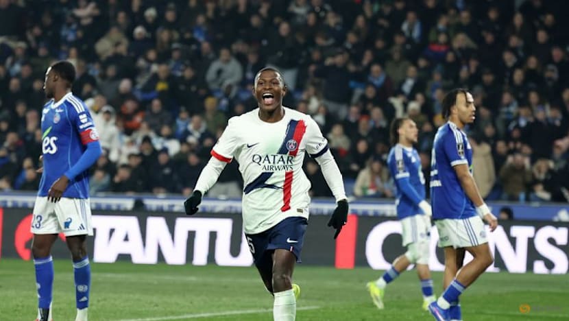 PSG score late winner as they go back to top of Ligue 1