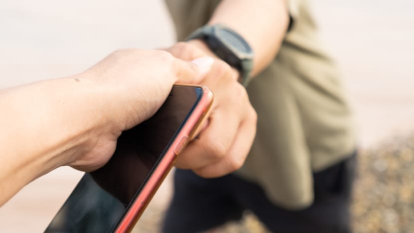 Man snatched phone from ex-girlfriend after seeing her with another man, gets fine Man snatched phone from ex-girlfriend after seeing her with another man, gets fine