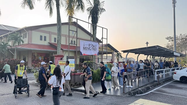柔佛州选开跑 多个投票中心一早现人龙