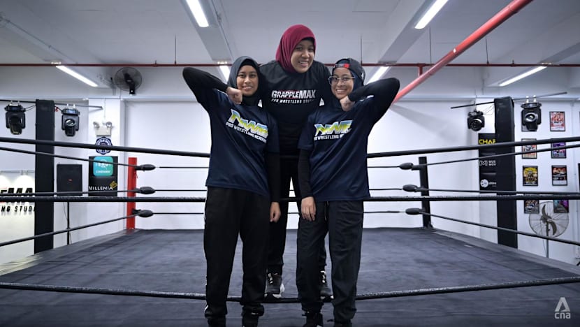 Ketika para perempuan berhijab adu otot di ring gulat profesional Singapura
