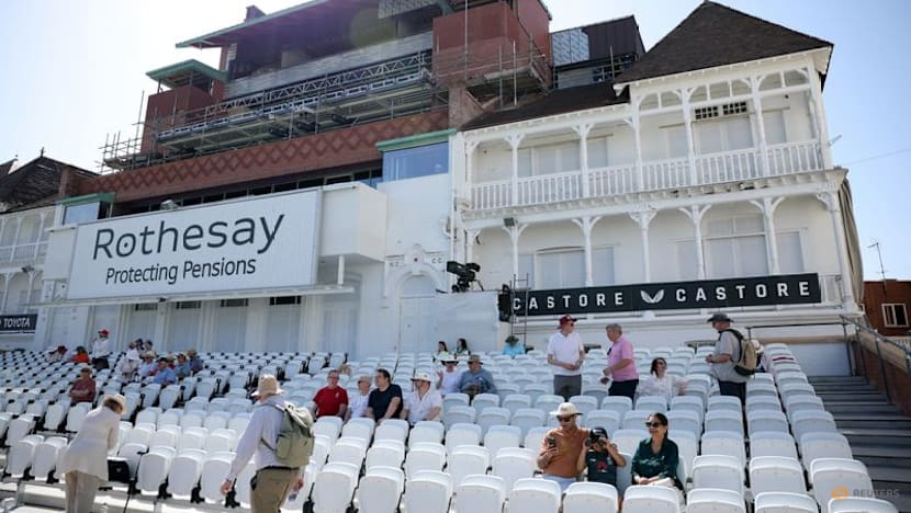 New Zealand win toss and opt to bat against England