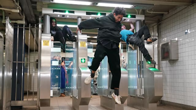 纽约举办首届“逃票奥运会” 公众肆意挑战地铁新型闸机