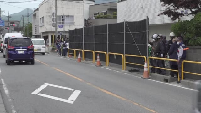 日本富士山设置黑色幕布遭人撕破洞 当局更换幕布材料