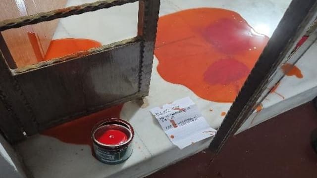 泼红漆贴追债字条骚扰住户 19岁青年三小时内落网