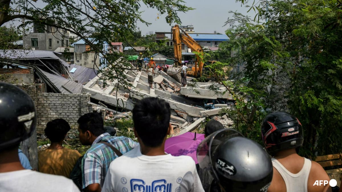 In disaster-stricken Myanmar, a desperate bid to rescue survivors with bare hands In disaster-stricken Myanmar, a desperate bid to rescue survivors with bare hands