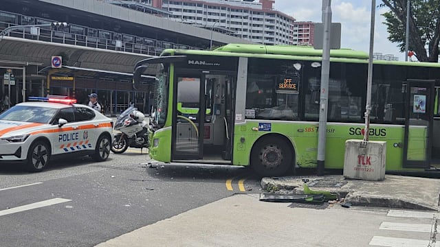宏茂桥车祸涉两巴士及一轿车 四人送院包括七个月大婴儿 