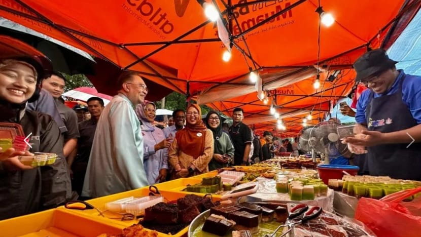 PM Malaysia Anwar Ibrahim buat lawatan 'mengejut' ke bazar Ramadan PM Malaysia Anwar Ibrahim buat lawatan 'mengejut' ke bazar Ramadan