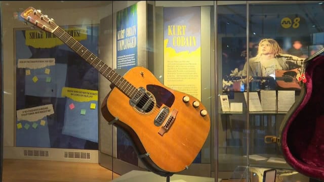 伦敦皇家音乐学院首次举办摇滚乐展览 展品包括史上最贵吉他