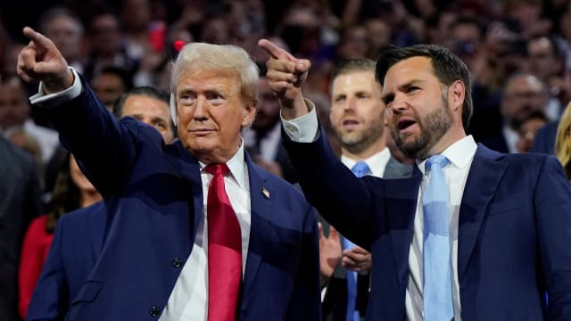 多位艺人开骂Meta，“盗用”IG账号强制追踪Donald Trump，还不能取消关注！