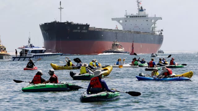 澳洲煤炭气候示威 数百名示威者划着皮划艇冲入航道