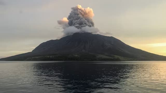鲁昂火山再次喷发 印尼再次提升警戒级别