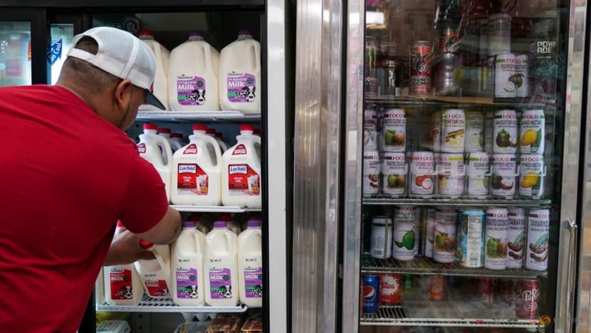 US consumer inflation holds at 2.7% as tariff worries persist