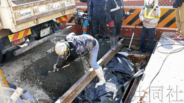 日本又有路面塌陷 汽车坠入坑洞