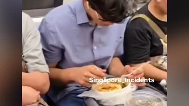 男子光明正大地铁内开吃 引发网民热议