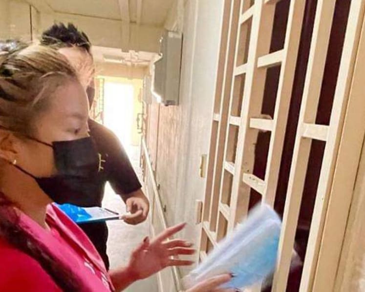 Local actress Rui En volunteers to hand out meals to those in need