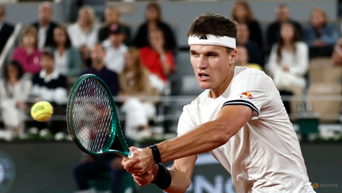 Ice-cool Mensik denies teenager Fonseca, reaches Paris semi-finals