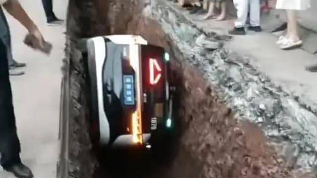 或误判路况 重庆无人驾驶出租车坠坑引关注