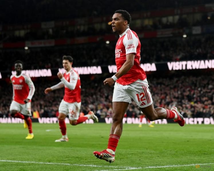 Arsenal claim nervy win over Chelsea, Man Utd go third