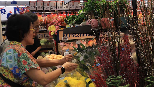 前线追踪 | 超市年花销售 年年增 巴刹花贩不囤货 你买了吗？