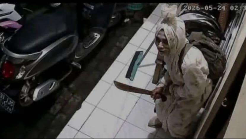 Viral pocong bersenjata golok ‘bergentayangan’ di Bandung Barat, warga resah
