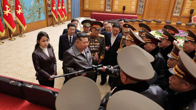 金正恩向党政军高层颁发新型狙击步枪