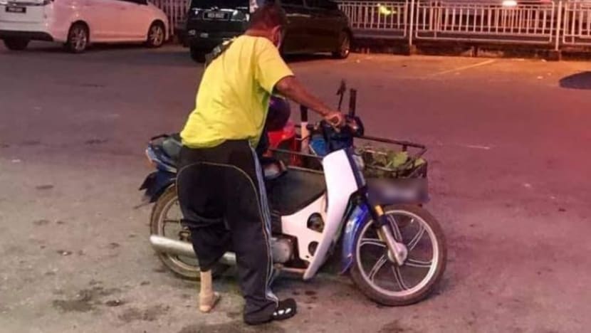 Pekedai murah hati di Pulau Pinang ini sedekahkan kipas elektrik kepada pelanggan OKU