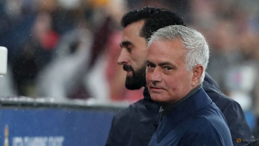 Benfica's Mourinho hails keeper's late goal, Arbeloa laments Real collapse