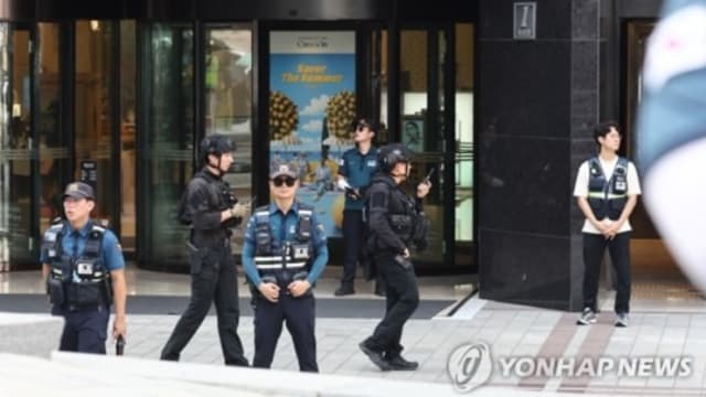 首尔明洞百货商场遭炸弹威胁 警方在场展开搜查