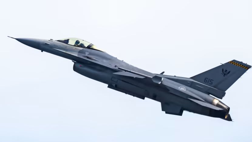 Jet tempur F-16 Singapura jatuh di Pangkalan Udara Tengah, pilot berhasil selamat