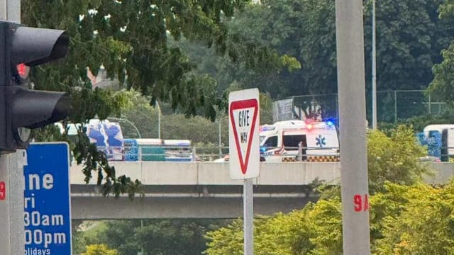 快速公路上不慎打滑 摩托车骑士送院治疗