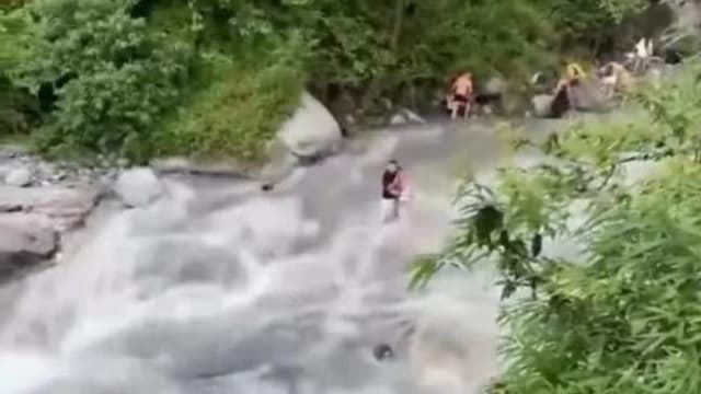 泄洪渠变打卡景点 中国彭州山洪后网红急删帖