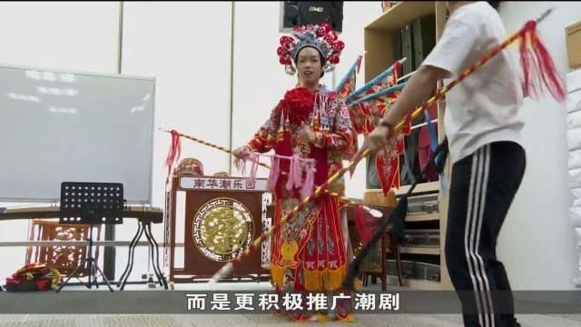 年轻人不会方言 本地传统歌剧团难找接班人 